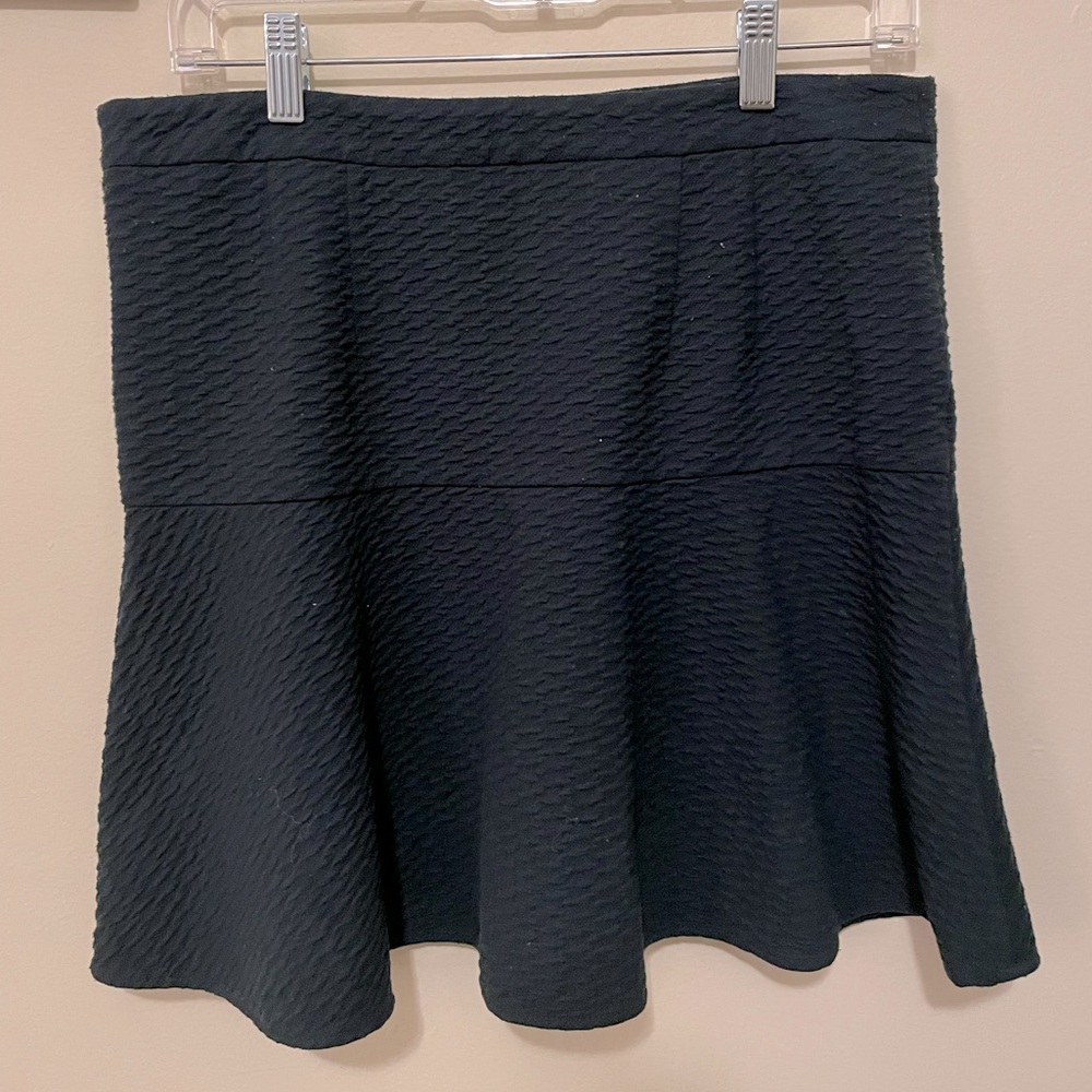 Size M textured green Loft skirt